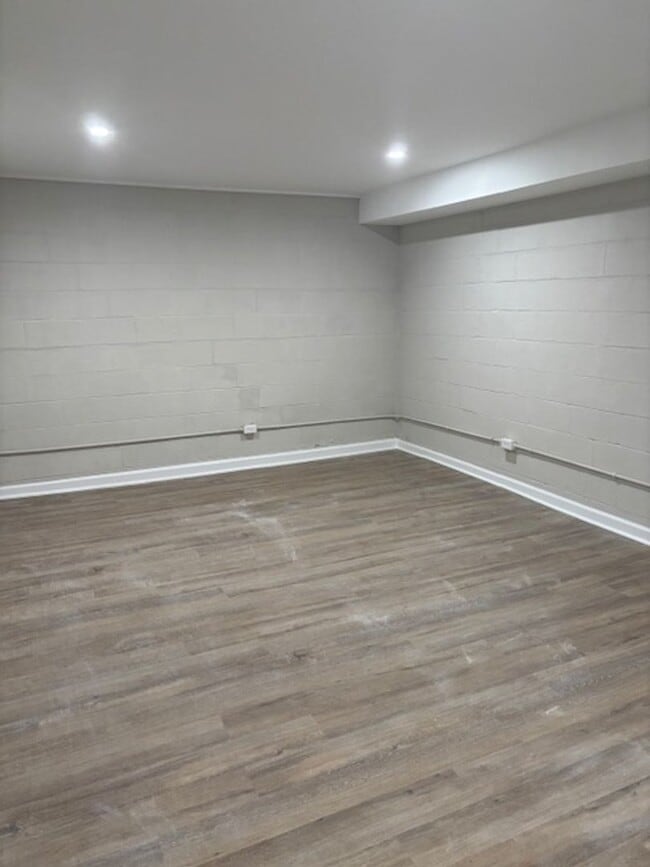 Building Photo - 3 Bedroom 1 bathroom lower level home in N...