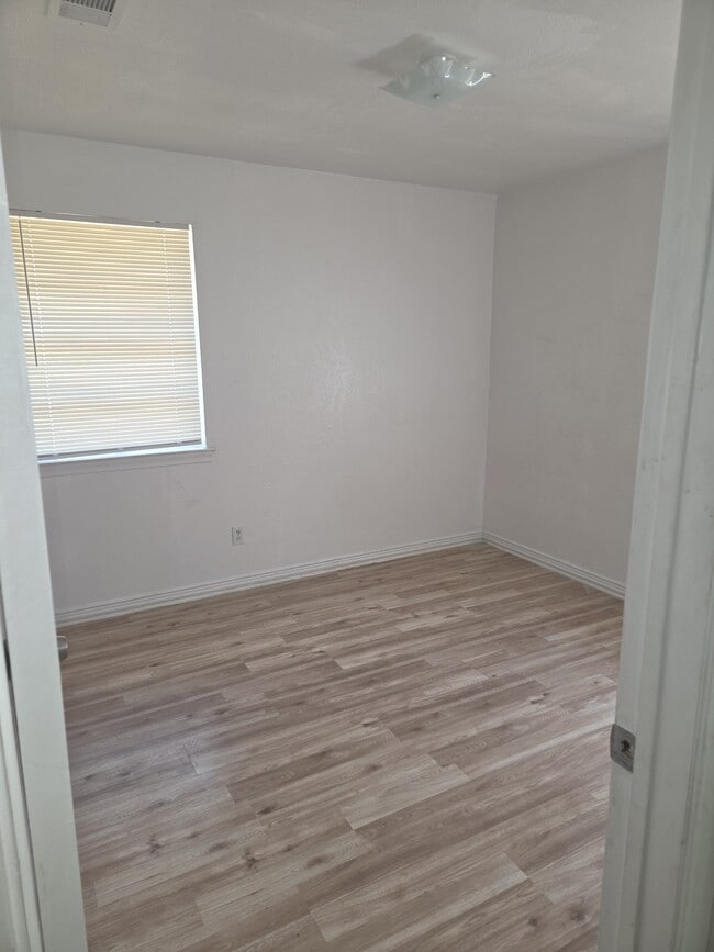 Photo - 714 E Vista Dr