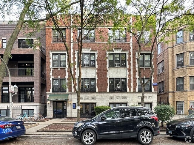 Building Photo - 840 W Wolfram St Rental