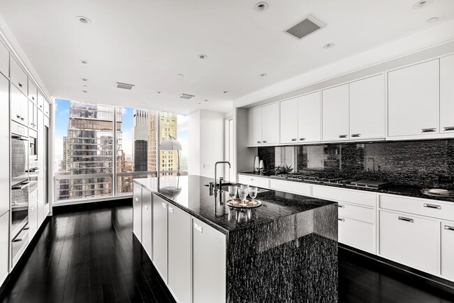 Photo - 157 W 57th St