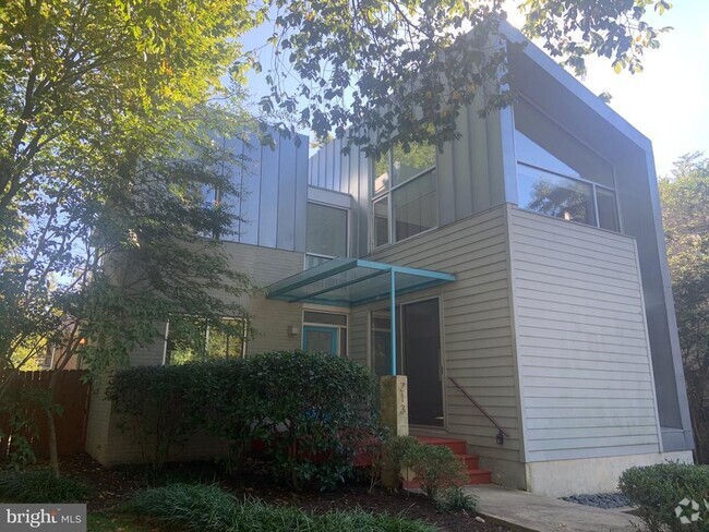Building Photo - 213 E Raymond Ave Rental