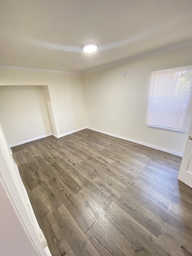 Photo - 564-592 N Kingsley Dr