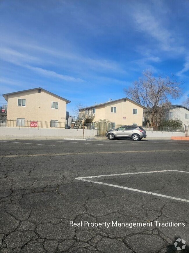 Building Photo - Fully Rehabbed 2 + 1 Rosamond Apartment