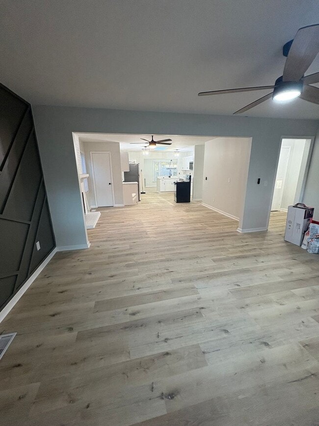 Photo - 3 bedroom/ 2 bathroom Newly renovated sing...