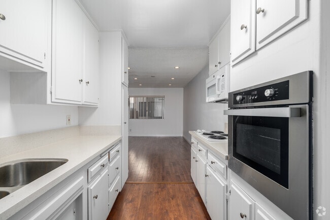 2BR, 2BA - 1,190SF - Kitchen - 2803 Arizona Ave