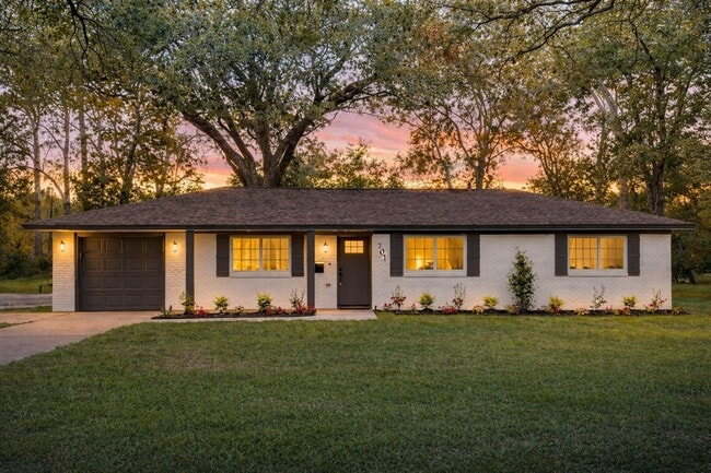 Building Photo - 701 Cannan Dr