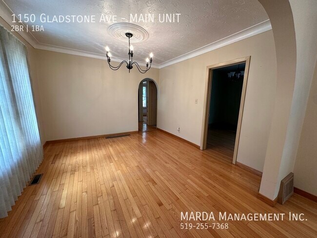 Photo - CLASSIC SPACIOUS 2+1BED/1BATH MAIN UNIT +60% OF UTILITIES Unité MAIN