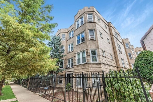 Building Photo - 2839 N Sawyer Ave Unit GN