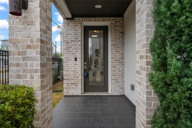 Photo - 2510 Tuam St
