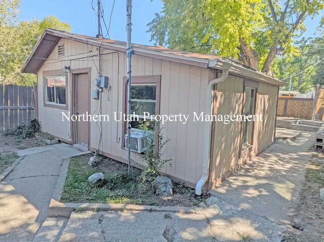 Building Photo - Updated 2 Bed Unit 3