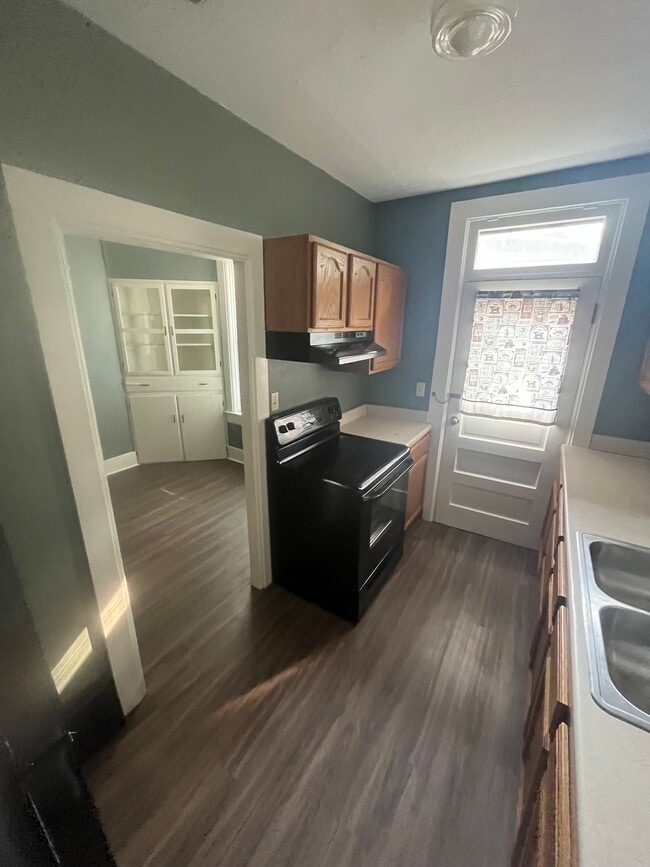 Building Photo - 725 W 3rd St