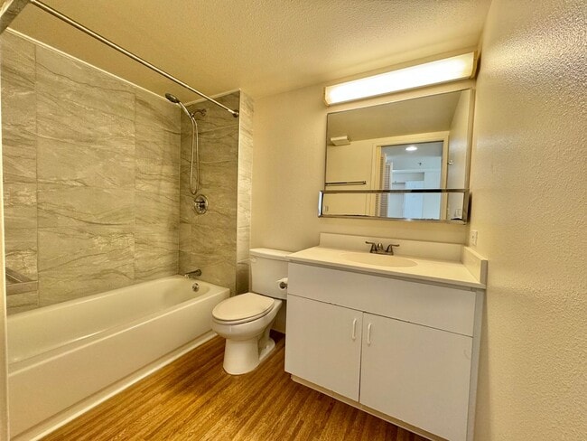 Photo - 1450 Young St