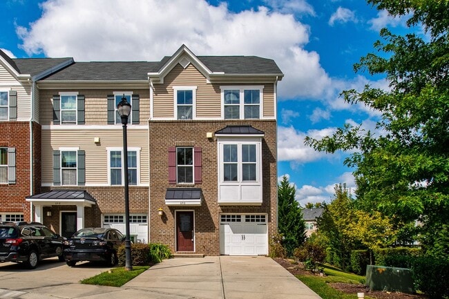 Building Photo - Beautifully Maintained 4BR/3.5BA End-Unit ... Rental