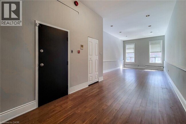 Photo - 223 King St E Unit 3