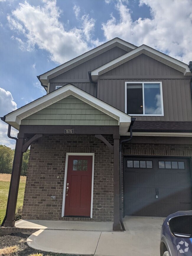 Building Photo - 3 Bedroom Townhouse with Garage