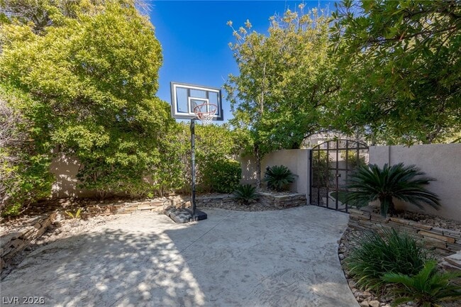 Photo - 724 Pinnacle Heights Ln