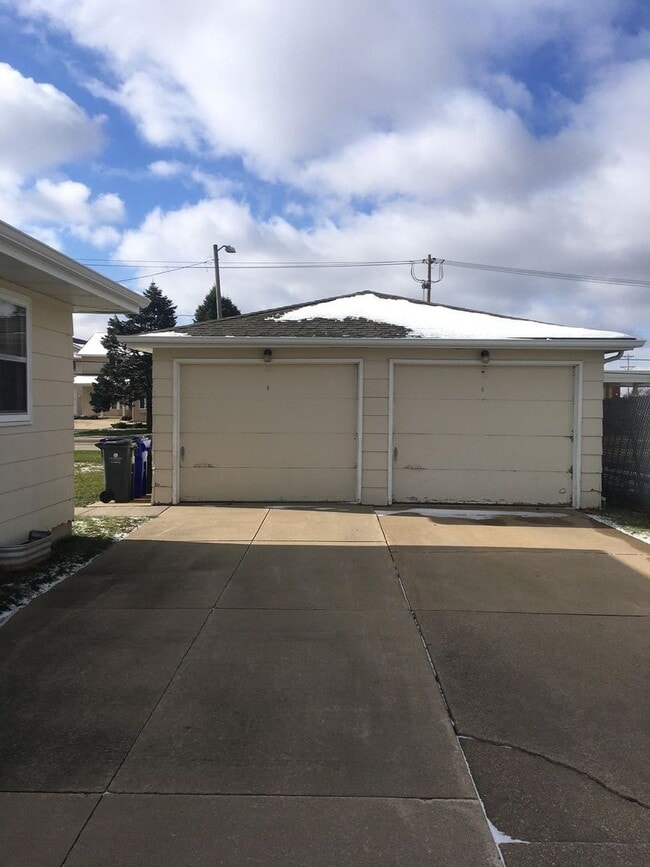 Building Photo - Cute side by side duplex Unit 2324