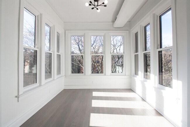 Photo - Modern and Luxurious 3b/2b Apartment Near Loyola University Unidad 3N