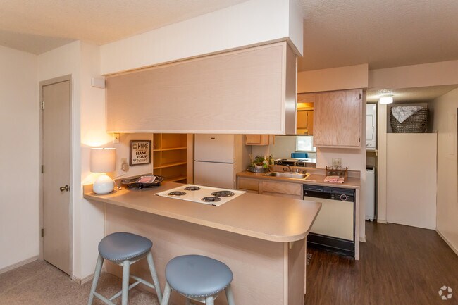 2BR, 1BA - 767 SF - Kitchen/Dining Area