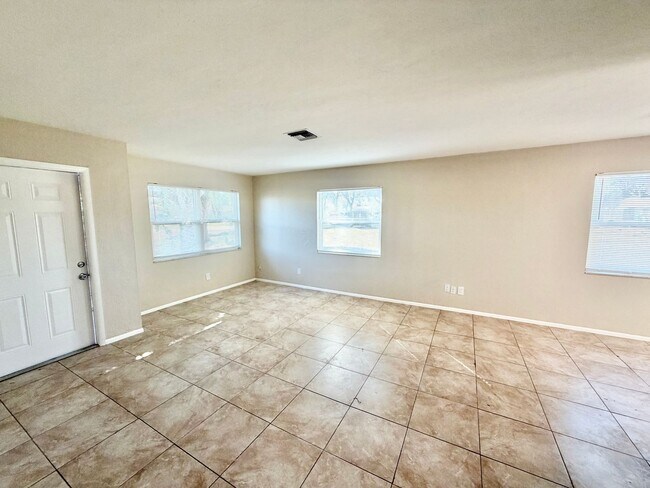 Photo - PIKUS (4601 24th Pl SW) Unidad #4611 (A)