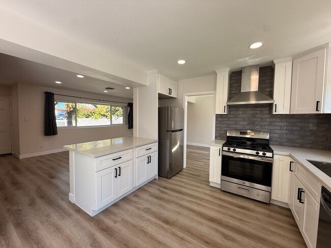 Building Photo - Modern 3BR/2BA Vista Home with 2-Car Garage and Private Yard