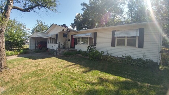 Building Photo - 320 N Chestnut St Rental