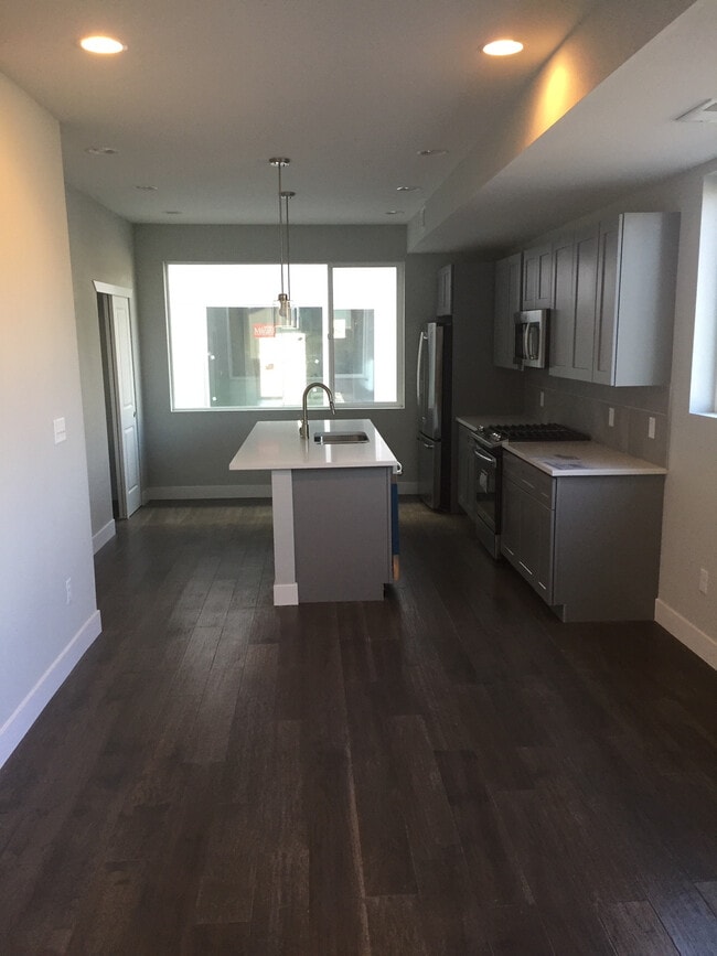 Building Photo - 2030 E 20th Ave