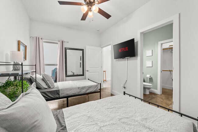 Photo - 212 Highland Oaks Ln
