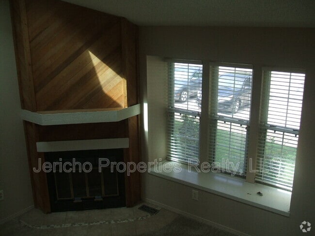 Building Photo - 1250 S Flower Cir Rental