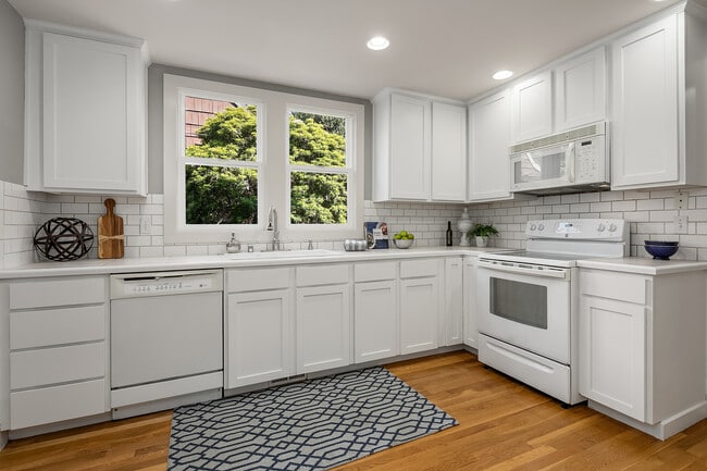 ¡Cocina renovada - 4424 Francis Ave N