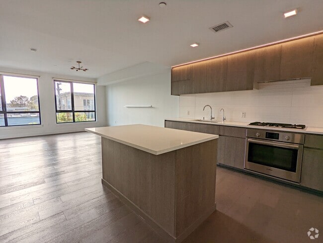 Building Photo - 1300 22nd St Unit 302 Rental