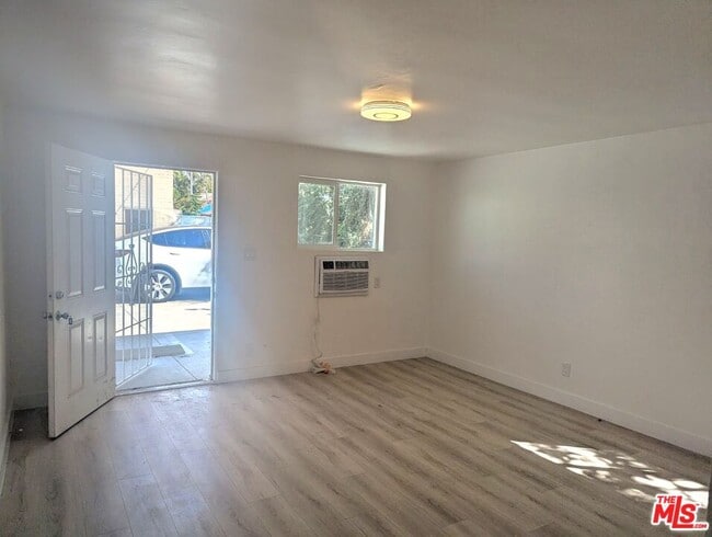 Photo - 3825 Sedgwick Ave