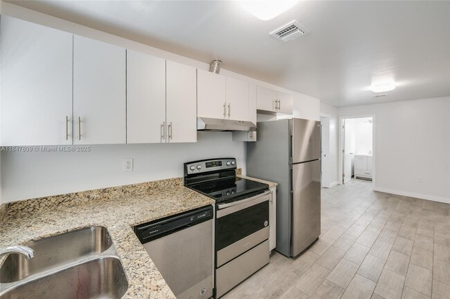 Building Photo - 1604 SW 9th St Unit B Rental