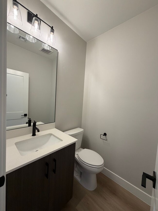 Photo - 618 Hemsworth Ln