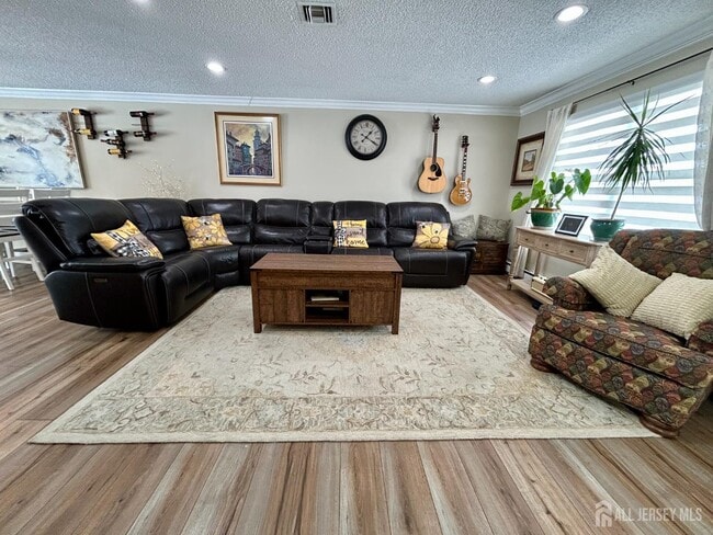 Photo - 28 Larch Plaza