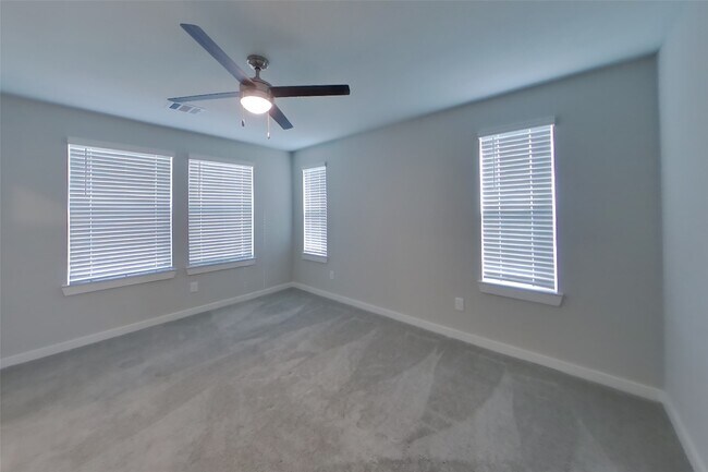 Building Photo - 9835 Willow Creek Commerce Dr