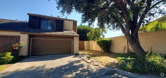 Building Photo - Charming 3BD/2.5BTH Townhome For Rent