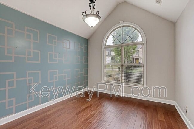 Photo - 219 Kickham Ln