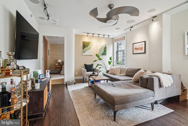 Building Photo - 219 S 18th St Unit 1412