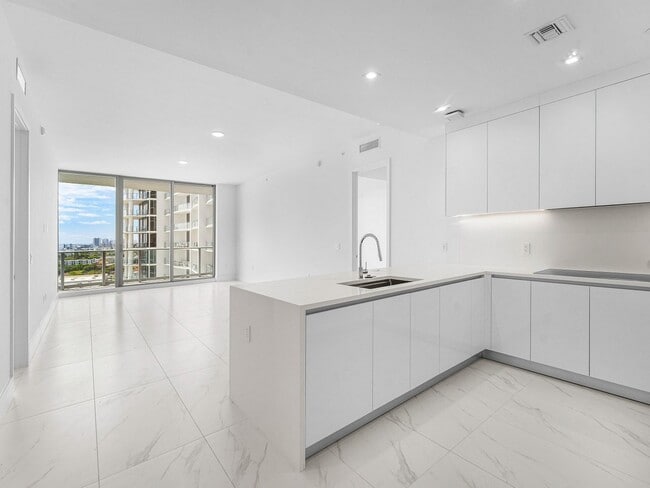 Building Photo - 220 Lake Shore Dr Unit # 1415