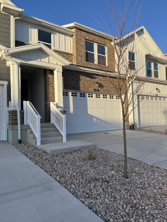 Building Photo - 1576 W Banner Dr