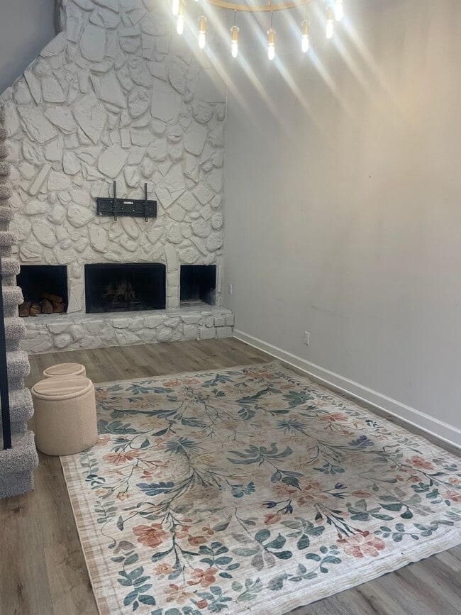 Photo - Knoxville 37918 - 2 bedroom, 2.5 bath Townhome - Contact Lisa Vineyard & Shannon Russell (865) 21...