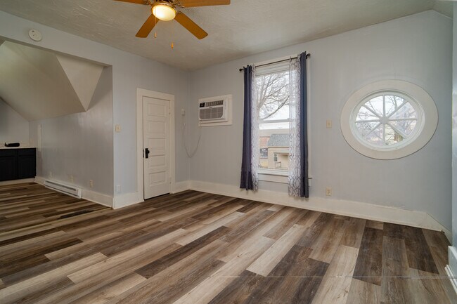 Photo - 328 Clinton St Unit Upper