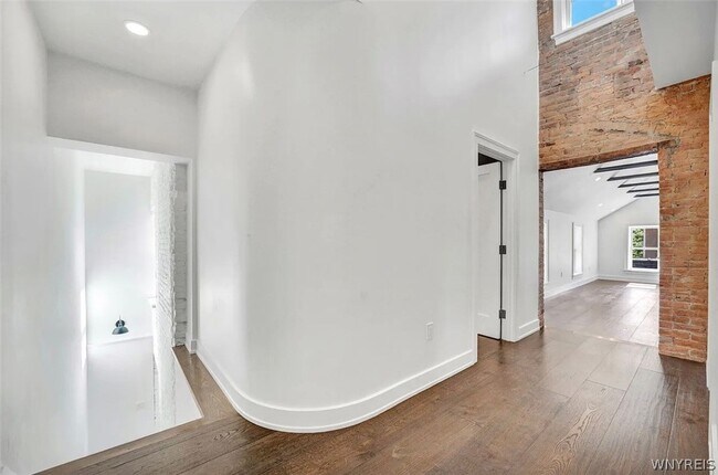Photo - 162 Allen St