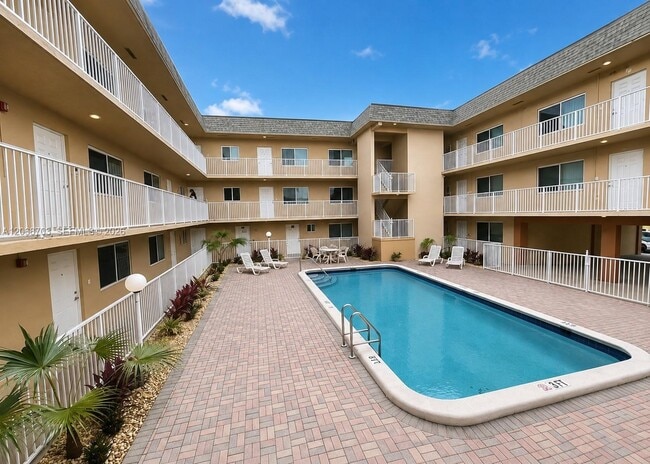 Building Photo - 7910 Taft St Unit 208
