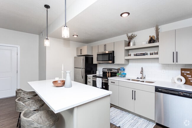 2BR, 2BA - 1,048SF - Kitchen