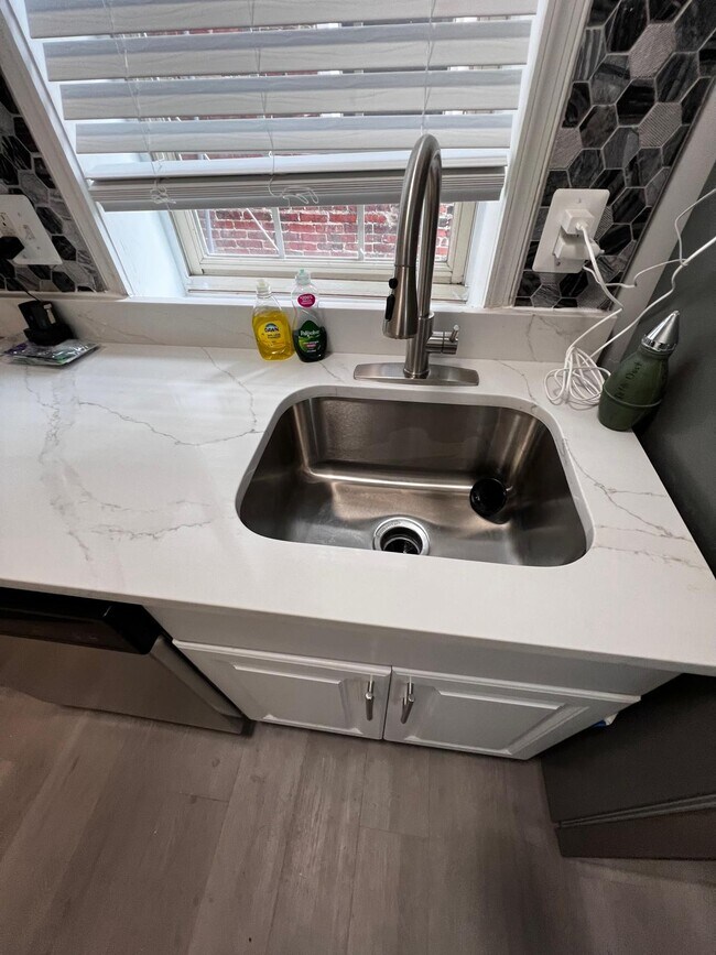 New Granite Counter tops - 2448 Lakeview Ave Unidad 1