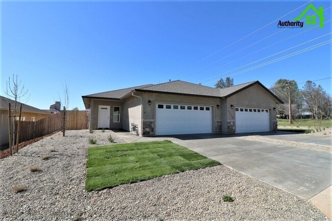 Building Photo - 2530 Rainbow Ln Unit B