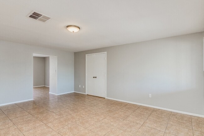 Photo - Spacious 4 Bed / 2 Bath Home in Phoenix – Move-In Ready!