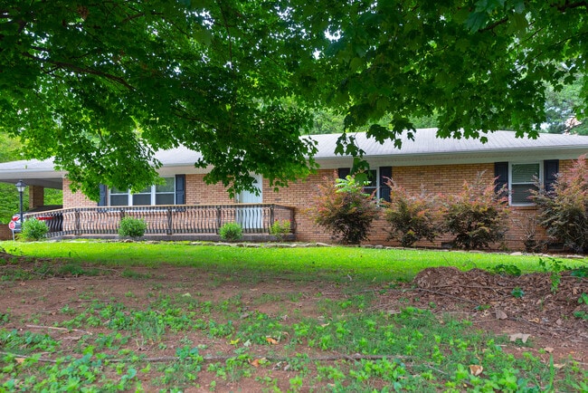 Photo - 2136 Collins St